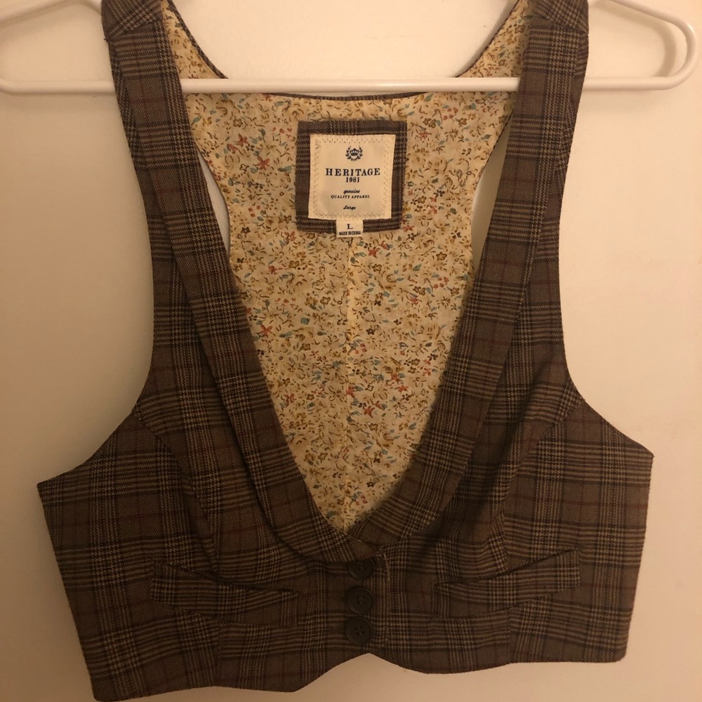 Cute cropped button vest